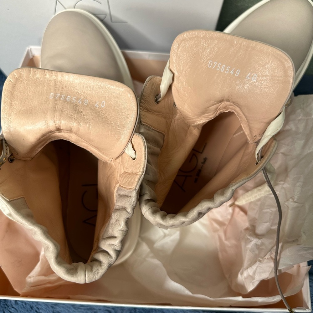 Boots - Picture 6 of 9